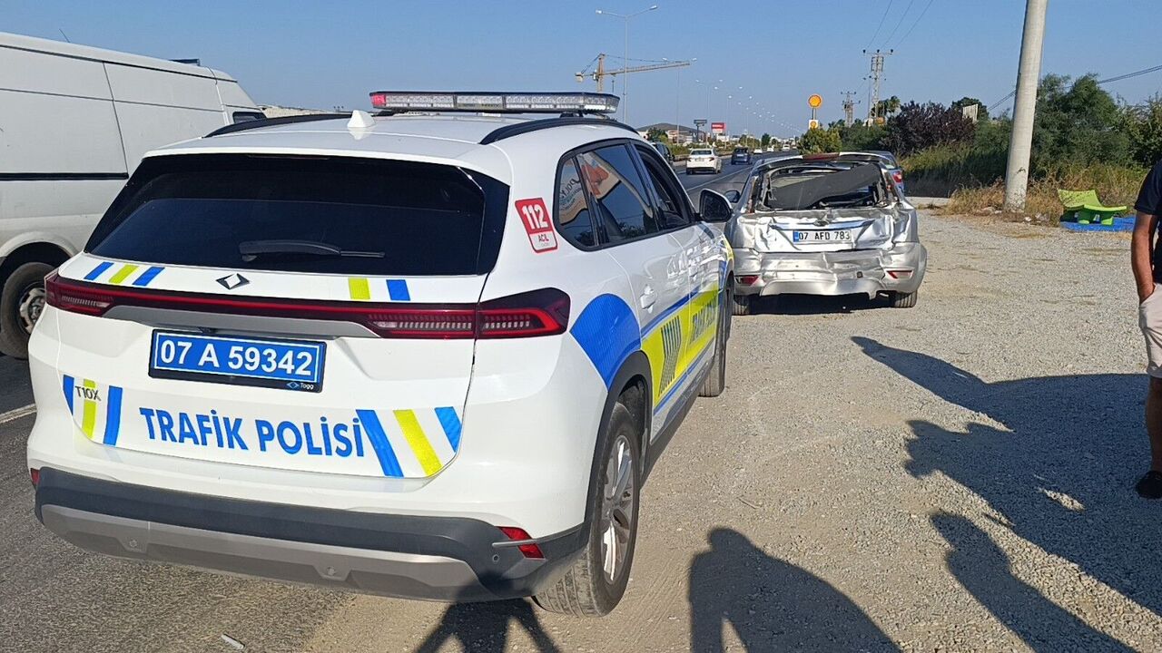 Emniyet Şeridine Geçen Hafif Ticari Araca Çarpıp Takla Attı, O Anlar Kameraya Yansıdı (4)