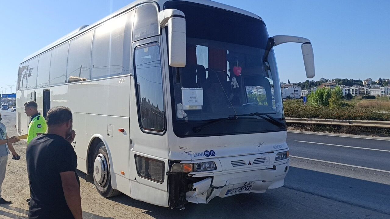 Emniyet Şeridine Geçen Hafif Ticari Araca Çarpıp Takla Attı, O Anlar Kameraya Yansıdı (5)