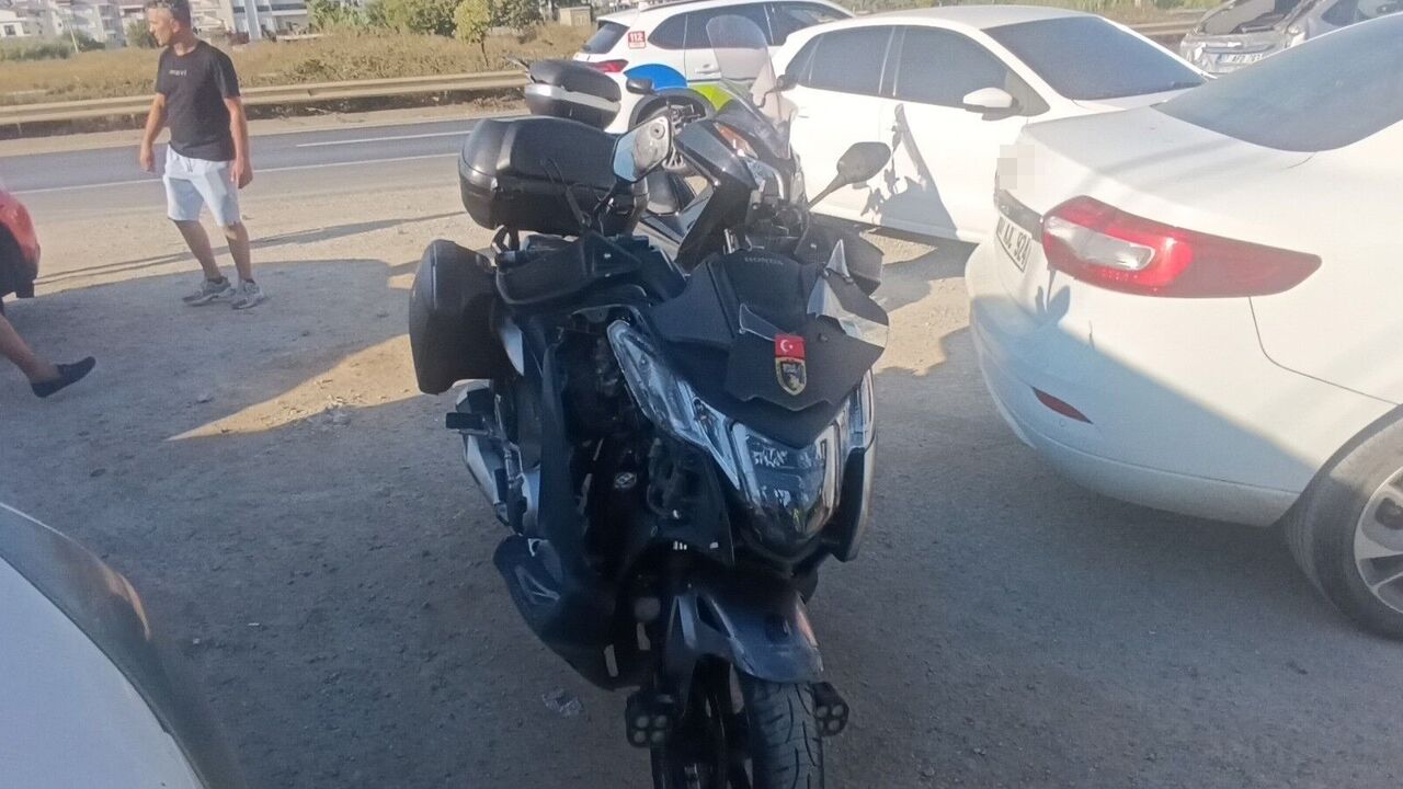 Emniyet Şeridine Geçen Hafif Ticari Araca Çarpıp Takla Attı, O Anlar Kameraya Yansıdı (6)