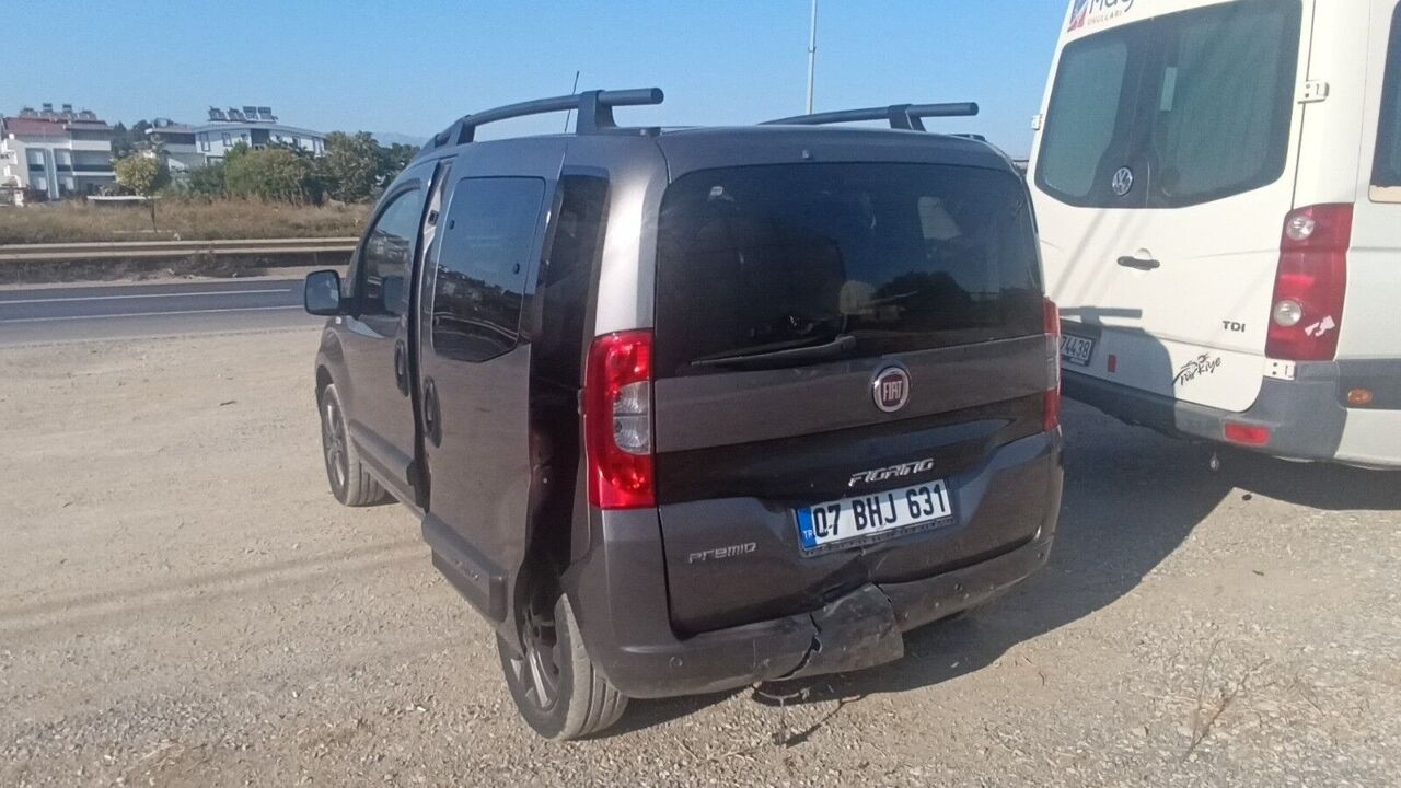 Emniyet Şeridine Geçen Hafif Ticari Araca Çarpıp Takla Attı, O Anlar Kameraya Yansıdı (8)