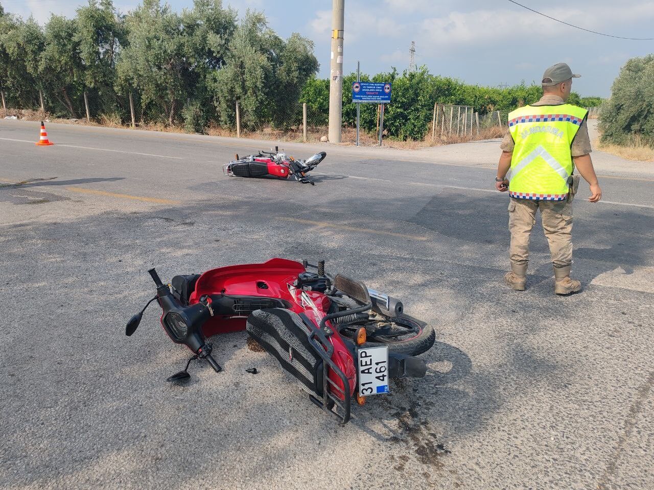 Erzin’de Çarpışan 2 Motosikletin Sürücüsü Yaralandı (2)