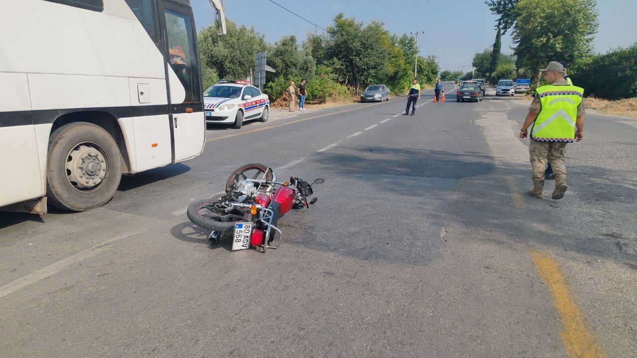 Erzin’de Çarpışan 2 Motosikletin Sürücüsü Yaralandı (3)