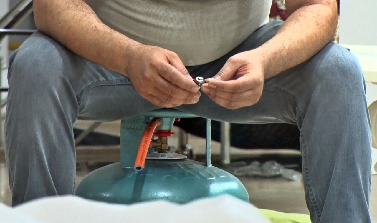 Eşinin Mağazasına Girip Gelinliklerin Üzerlerine Kolonya Döktü, Tüpe Çakmağı Dayayınca Tazyikli Suyu Yedi (12)