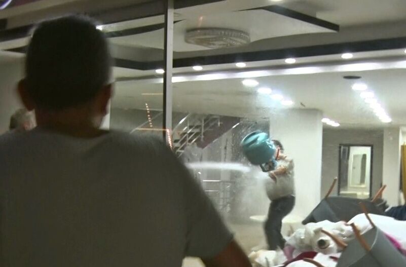 Eşinin Mağazasına Girip Gelinliklerin Üzerlerine Kolonya Döktü, Tüpe Çakmağı Dayayınca Tazyikli Suyu Yedi (14)