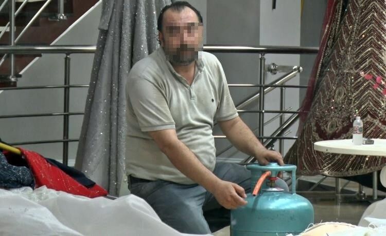 Eşinin Mağazasına Girip Gelinliklerin Üzerlerine Kolonya Döktü, Tüpe Çakmağı Dayayınca Tazyikli Suyu Yedi (2)