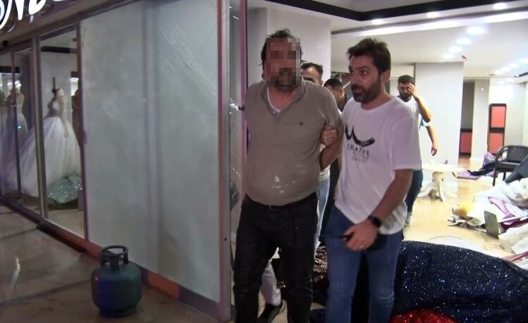 Eşinin Mağazasına Girip Gelinliklerin Üzerlerine Kolonya Döktü, Tüpe Çakmağı Dayayınca Tazyikli Suyu Yedi (9)