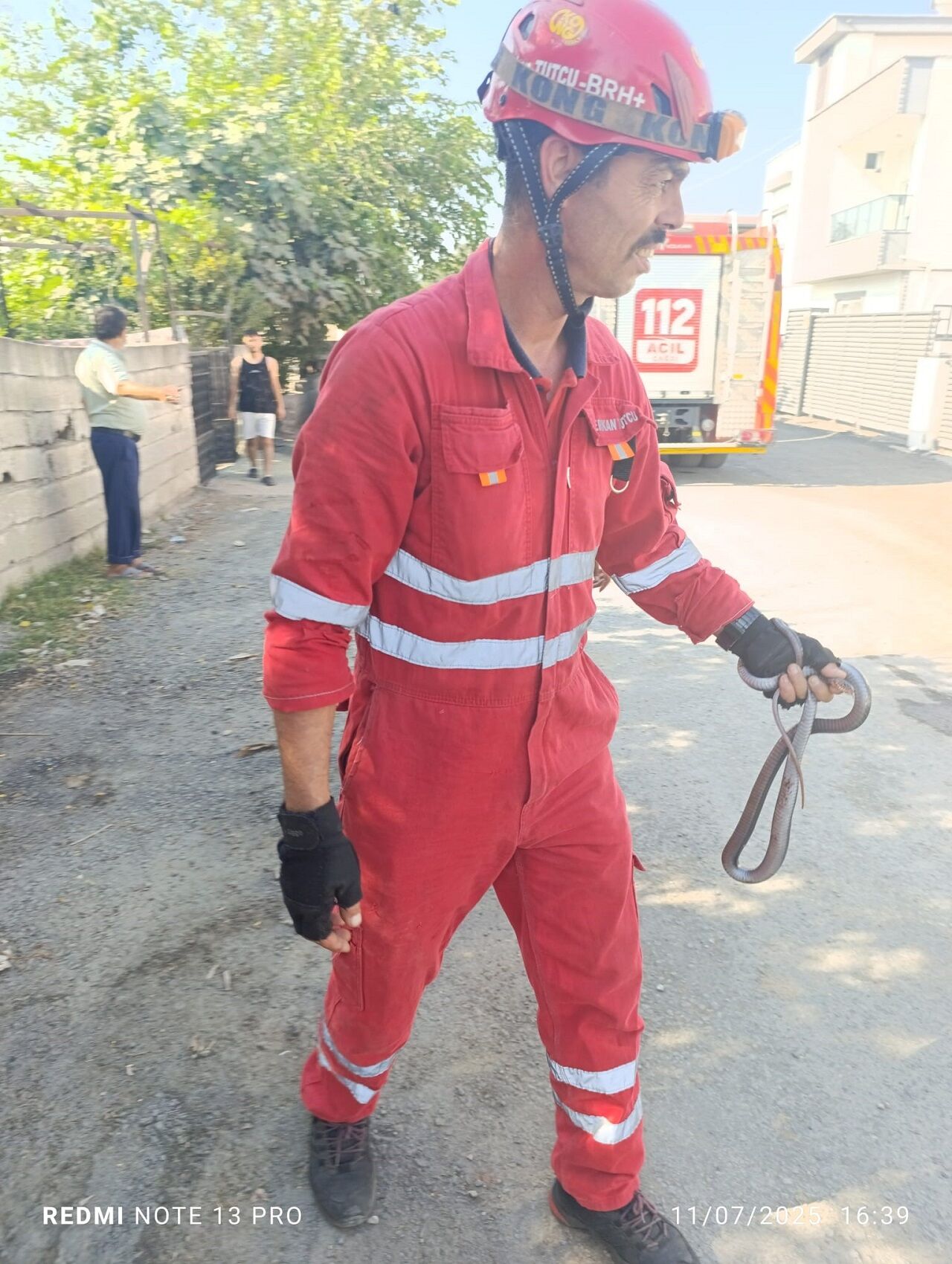 Evin Bahçesine Giren Yılanı Itfaiye Yakaladı (3)