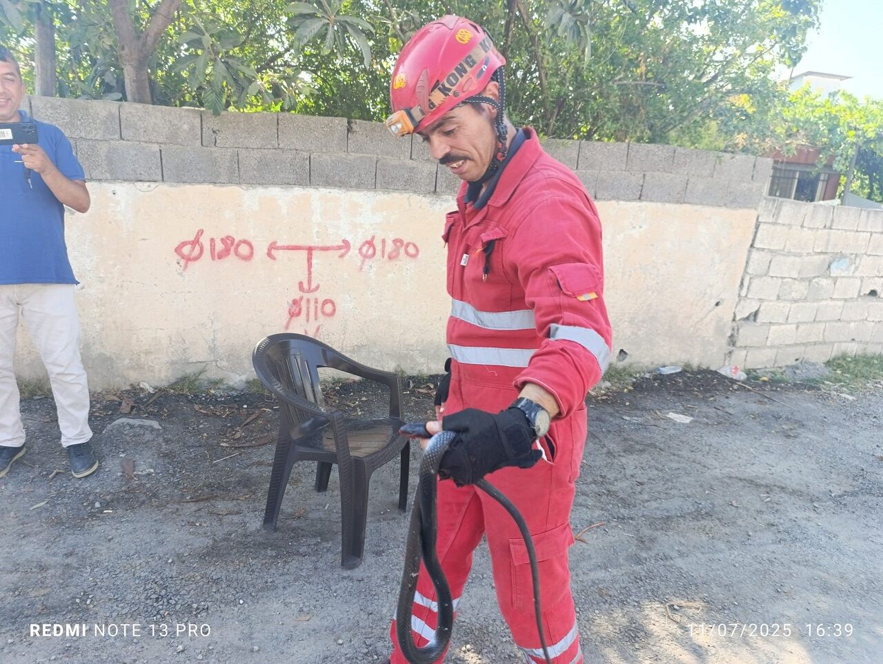 Evin Bahçesine Giren Yılanı Itfaiye Yakaladı (5)
