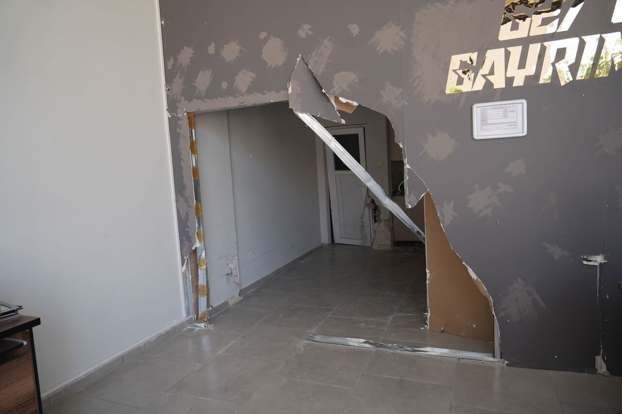 Fren Yerine Gaza Basınca Kontrolden Çıkan Otomobil Dükkana Daldı (1)-1