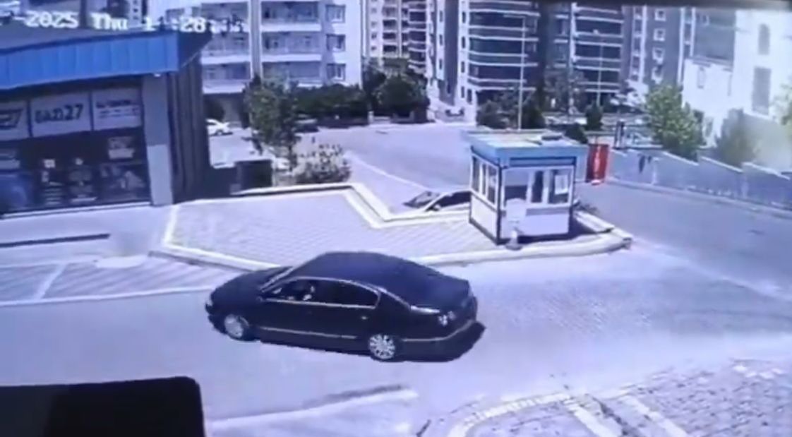 Fren Yerine Gaza Basınca Kontrolden Çıkan Otomobil Dükkana Daldı (2)