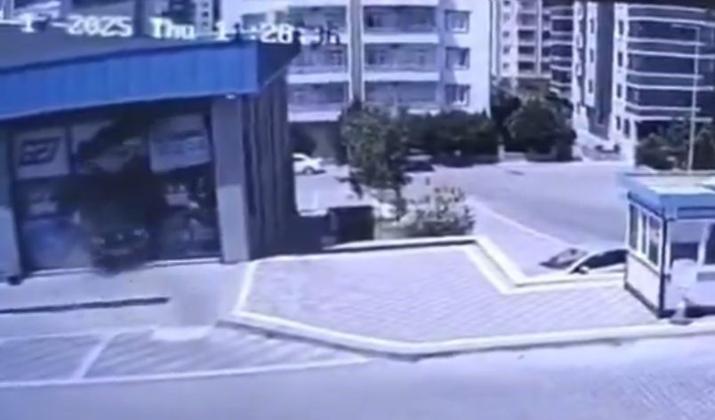 Fren Yerine Gaza Basınca Kontrolden Çıkan Otomobil Dükkana Daldı (3)