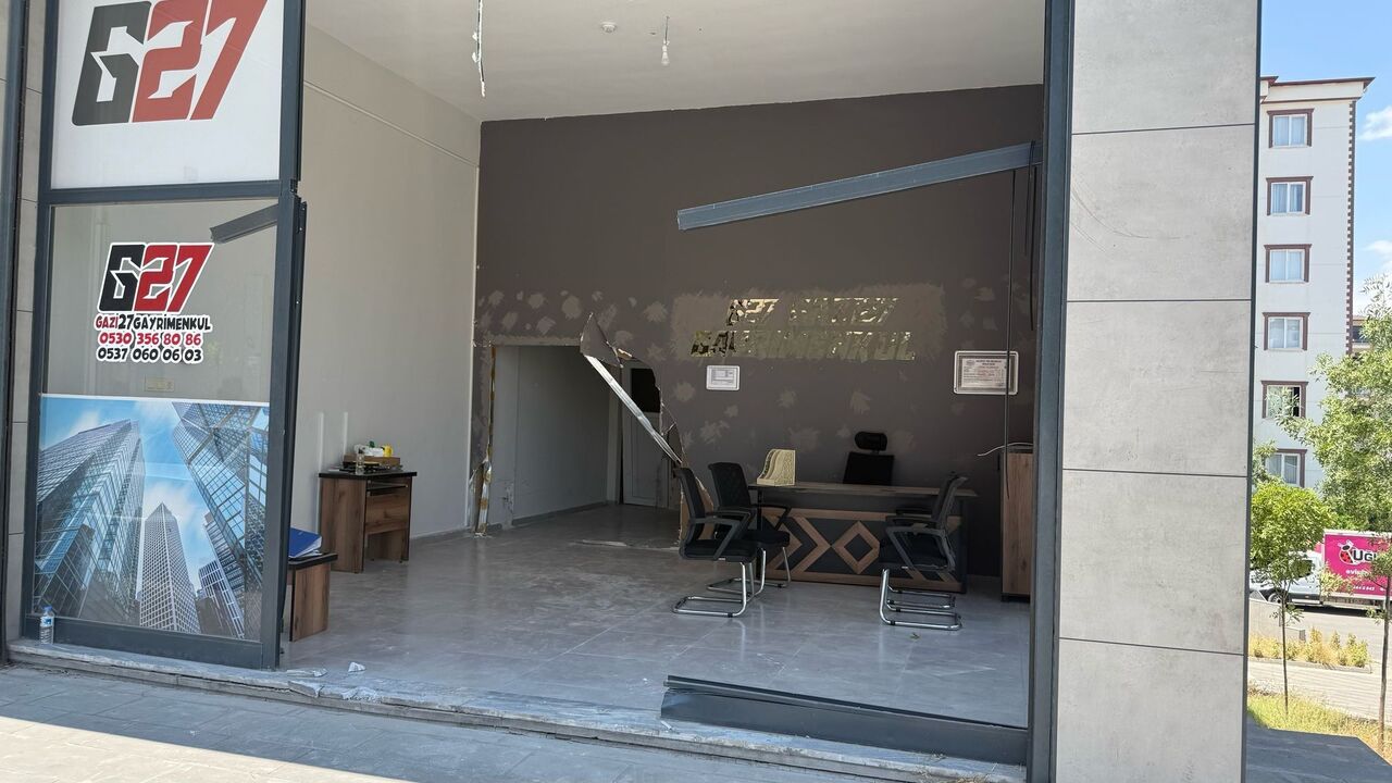 Fren Yerine Gaza Basınca Kontrolden Çıkan Otomobil Dükkana Daldı (4)