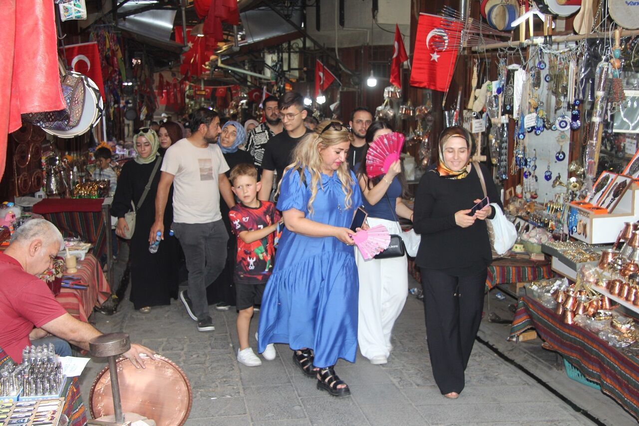 Gaziantep, Aşırı Sıcaklara Rağmen Unesco Gastronomi Şehri Olarak Turistlerin Ilgisini Çekiyor. Tarihi Mekanlar Ve Çarşılar Ziyaretçi Akınına Uğruyor (1)