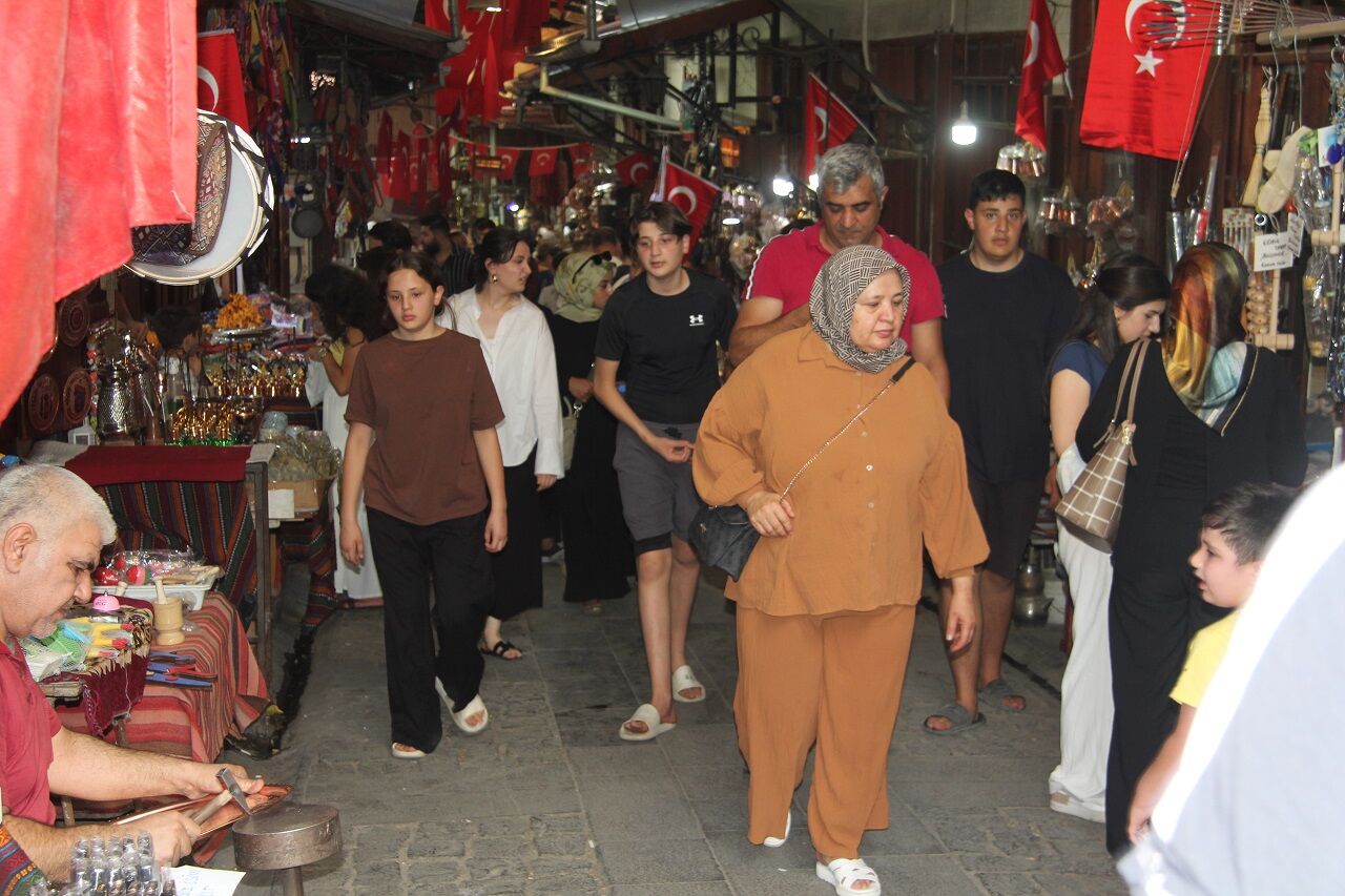 Gaziantep, Aşırı Sıcaklara Rağmen Unesco Gastronomi Şehri Olarak Turistlerin Ilgisini Çekiyor. Tarihi Mekanlar Ve Çarşılar Ziyaretçi Akınına Uğruyor (3)
