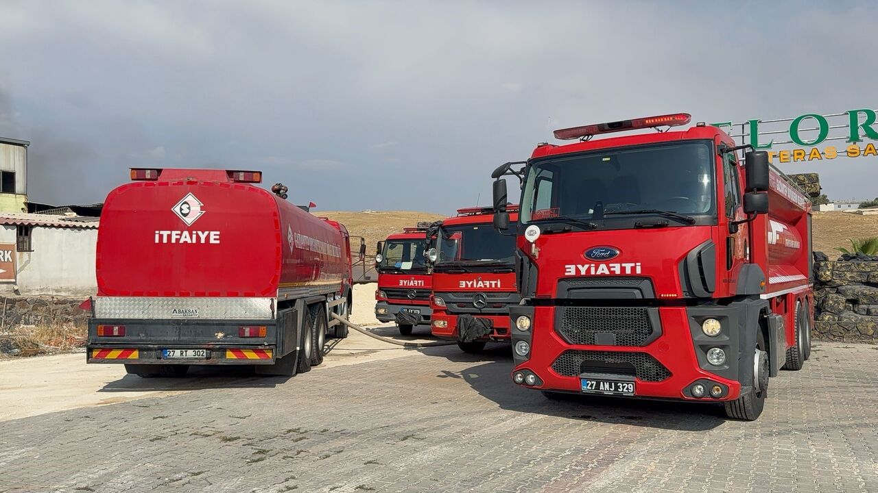 Gaziantep'te Geri Dönüşüm Fabrikasında Yangın (1)