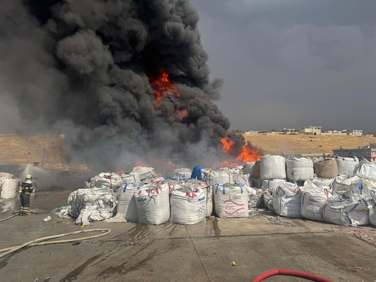 Gaziantep'te Geri Dönüşüm Fabrikasında Yangın (3)