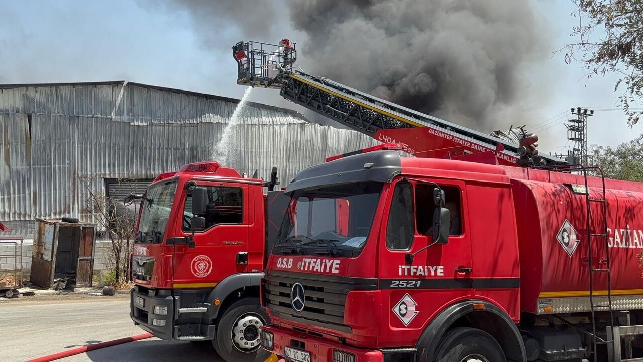 Gaziantep'te Halı Fabrikasındaki Yangın Kontrol Altına Alındı (1)-1
