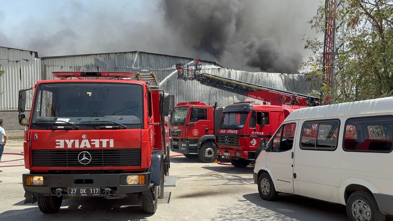 Gaziantep'te Halı Fabrikasındaki Yangın Kontrol Altına Alındı (2)