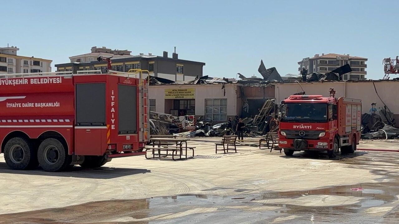 Gaziantep'te Meslek Lisesindeki Yangın Söndürüldü (2)
