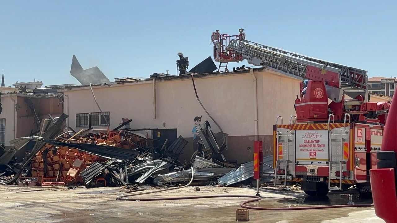 Gaziantep'te Meslek Lisesindeki Yangın Söndürüldü (4)