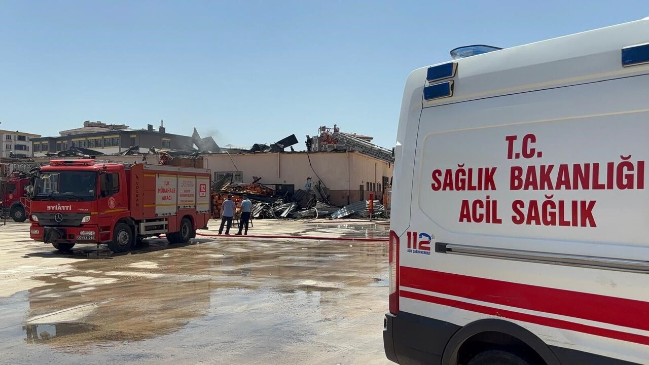 Gaziantep'te Meslek Lisesindeki Yangın Söndürüldü (5)