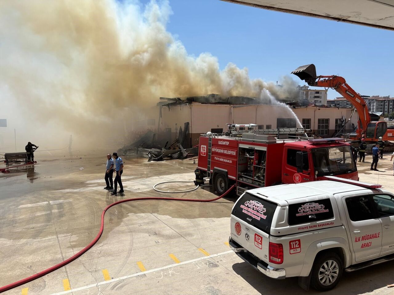 Gaziantep'te Meslek Lisesindeki Yangına Müdahale Sürüyor (1)