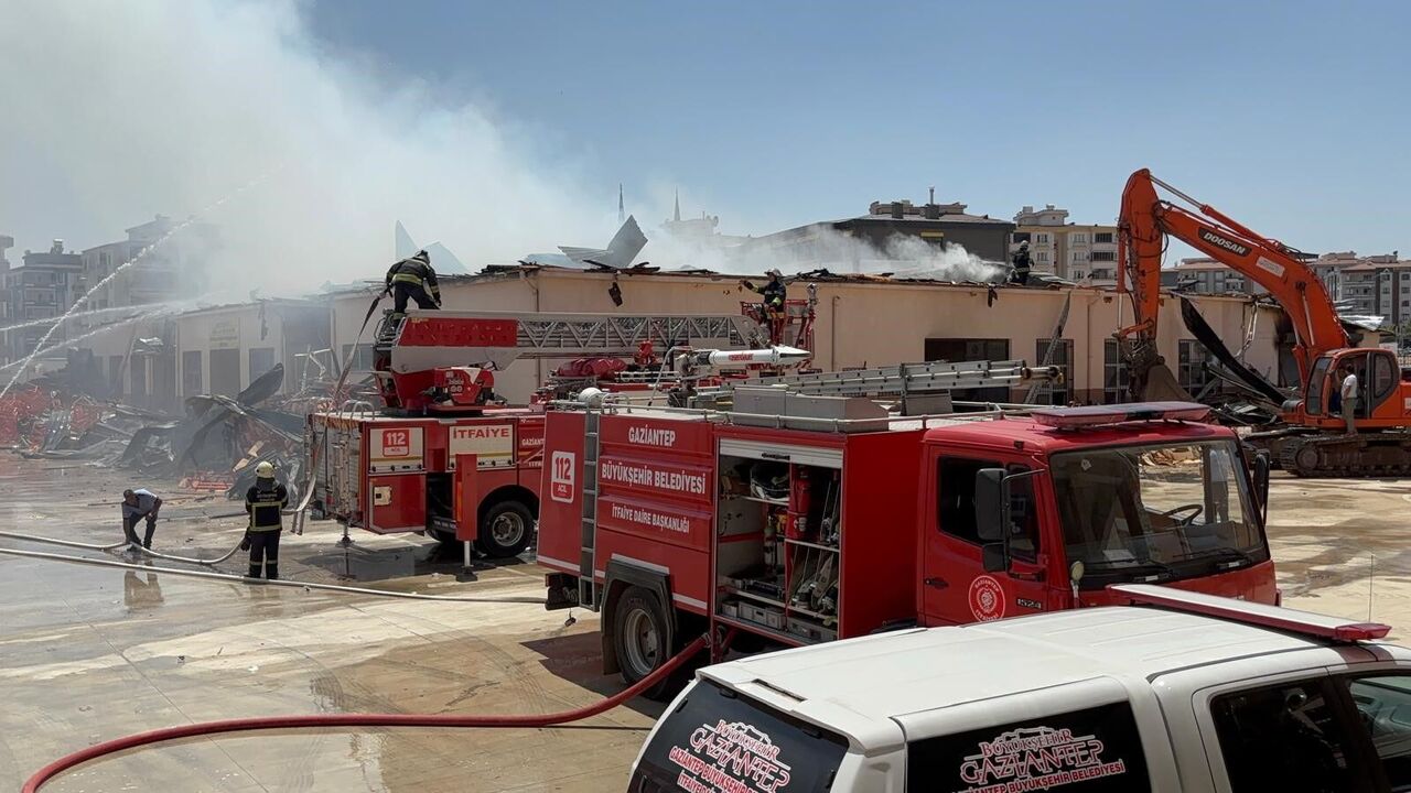 Gaziantep'te Meslek Lisesindeki Yangına Müdahale Sürüyor (3)