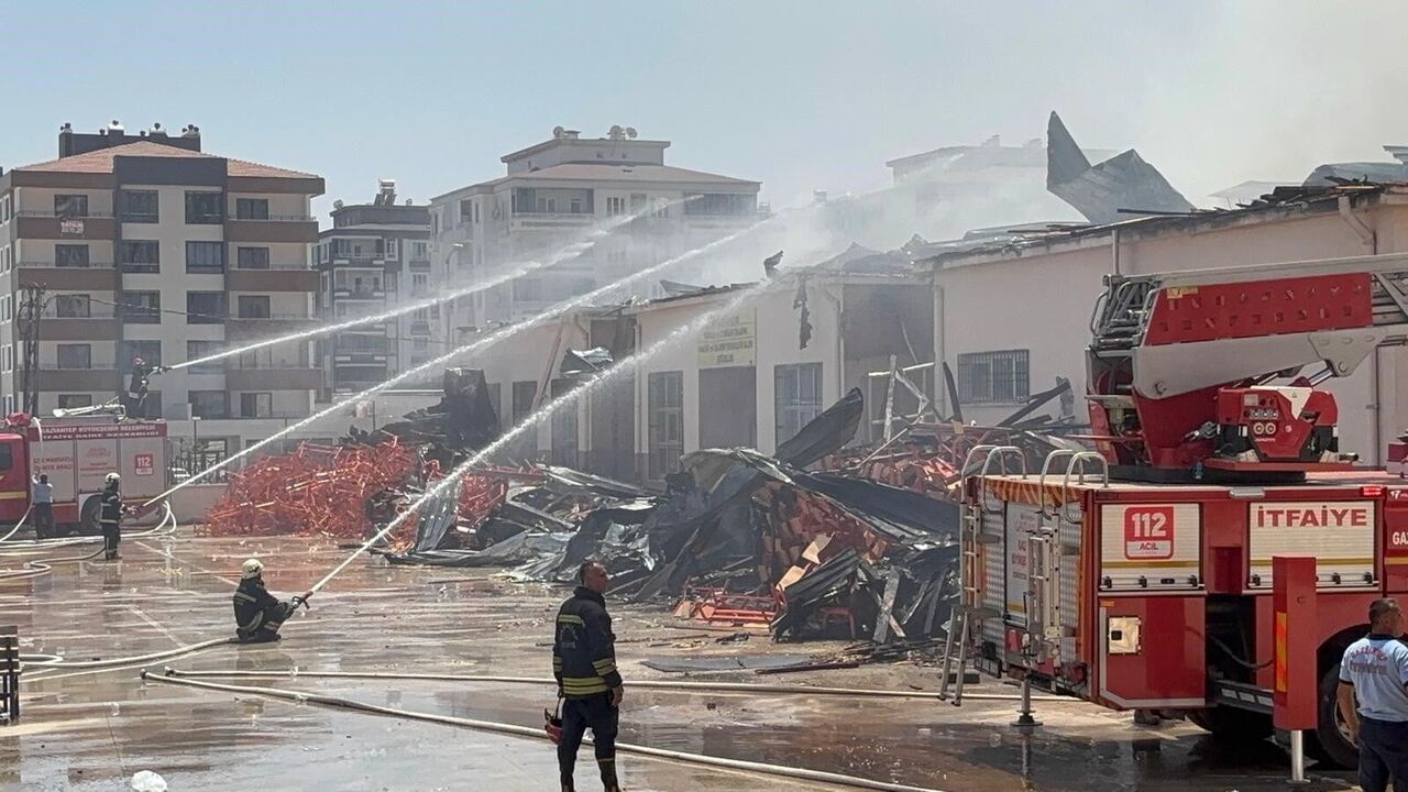 Gaziantep'te Meslek Lisesindeki Yangına Müdahale Sürüyor (4)