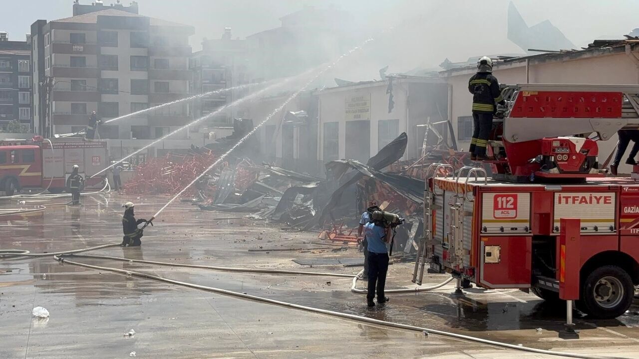 Gaziantep'te Meslek Lisesindeki Yangına Müdahale Sürüyor (5)