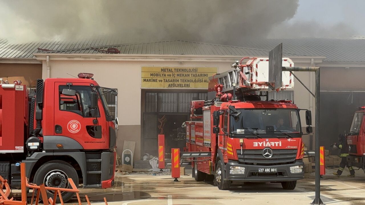 Gaziantep'te Meslek Lisesinin Mobilya Atölyesinde Yangın (2)