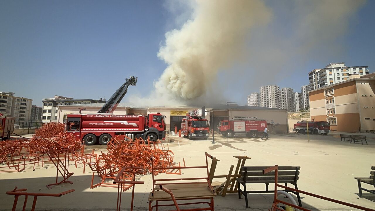 Gaziantep'te Meslek Lisesinin Mobilya Atölyesinde Yangın (5)