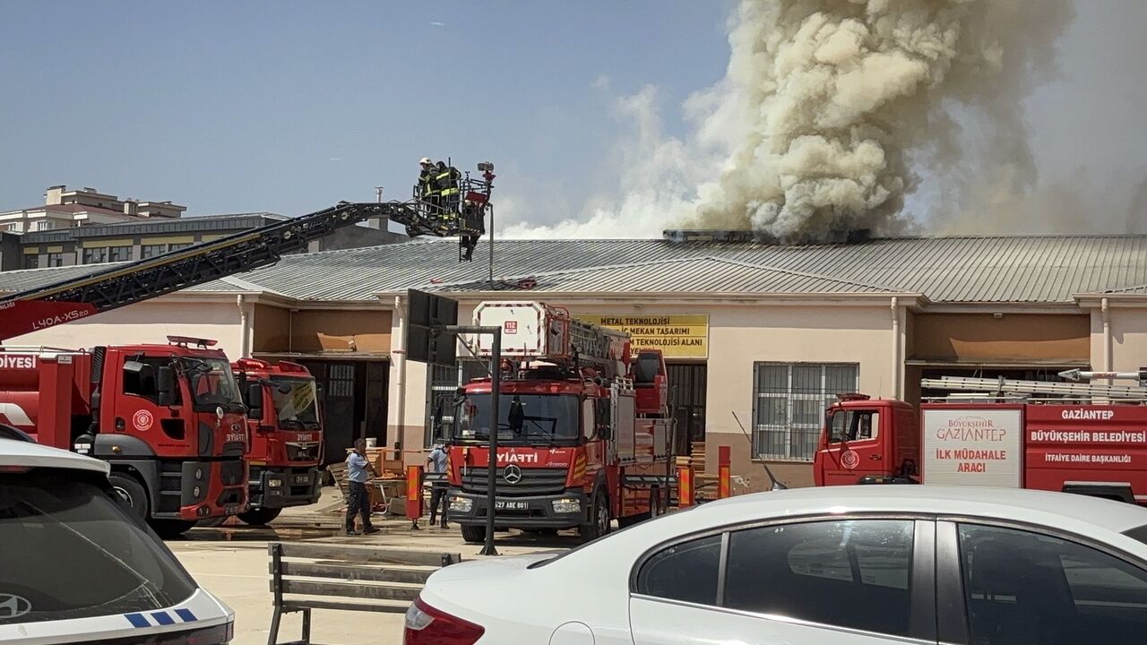 Gaziantep'te Meslek Lisesinin Mobilya Atölyesinde Yangın (7)