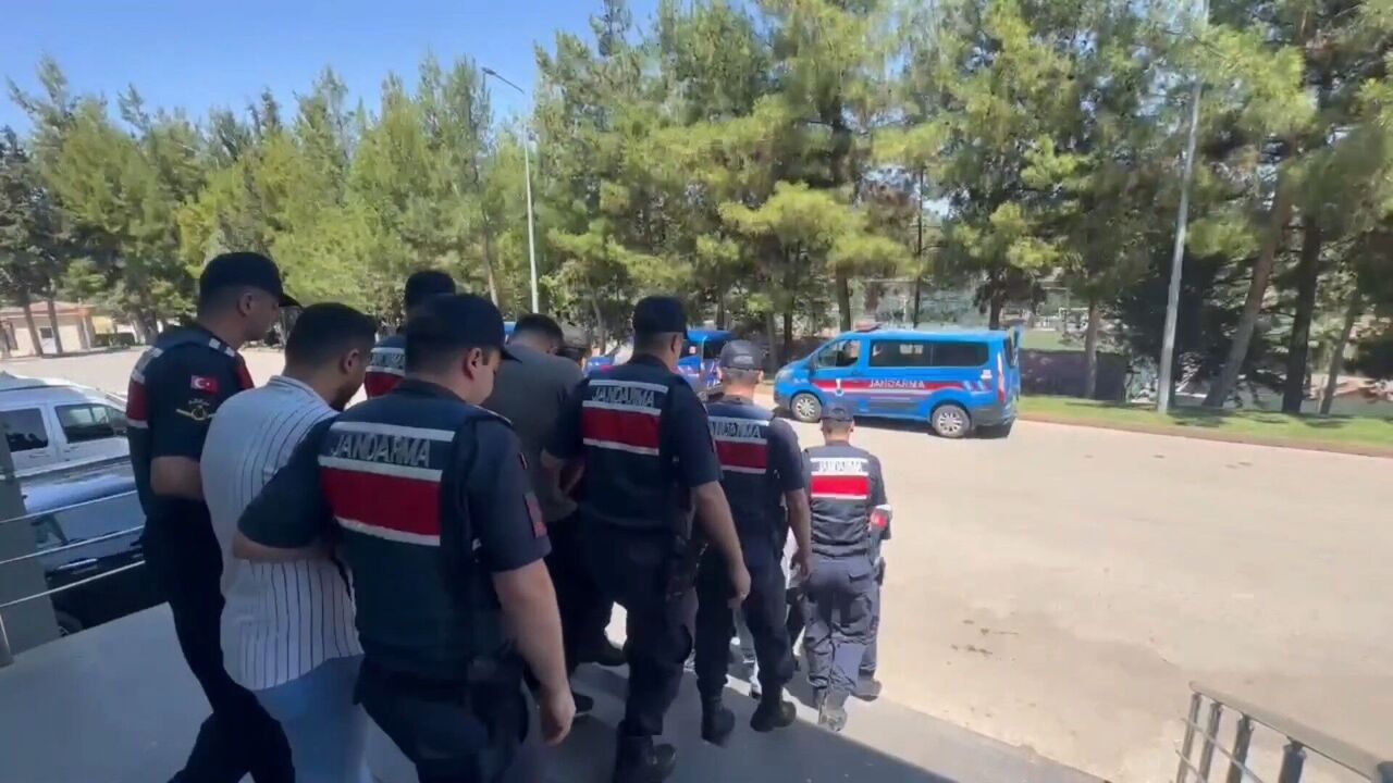 Gaziantep'te Nitelikli Dolandırıcılık Ve Tefecilik Yapan Çeteye Operasyon Düzenlendi. 6 Kişi Tutuklandı, Çok Sayıda Delil Ele Geçirildi (1)