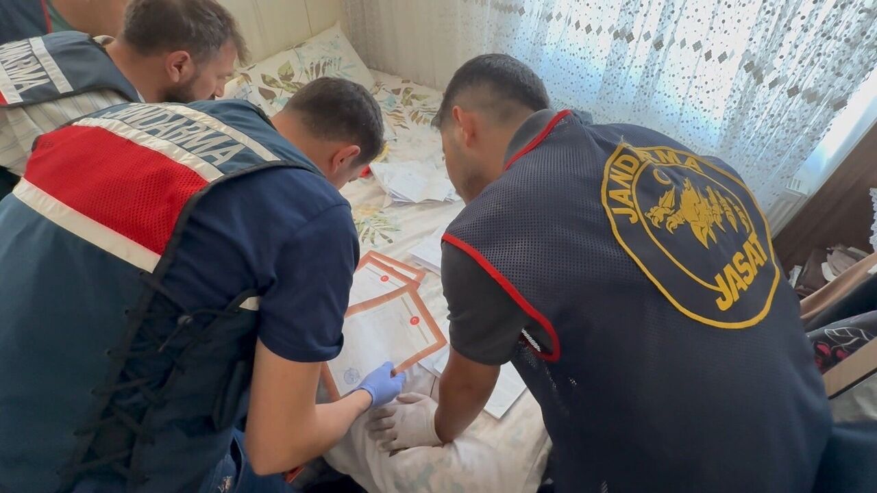 Gaziantep'te Nitelikli Dolandırıcılık Ve Tefecilik Yapan Çeteye Operasyon Düzenlendi. 6 Kişi Tutuklandı, Çok Sayıda Delil Ele Geçirildi (4)