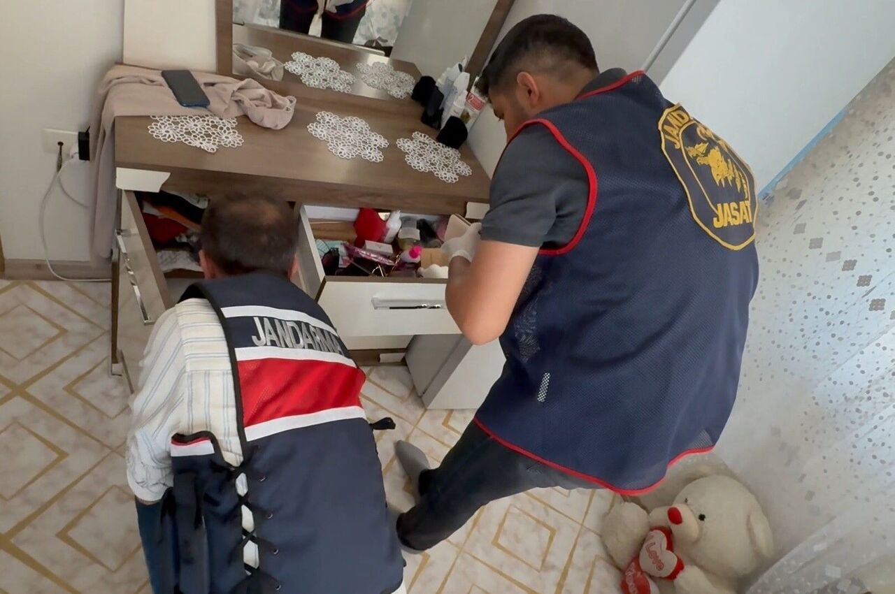 Gaziantep'te Nitelikli Dolandırıcılık Ve Tefecilik Yapan Çeteye Operasyon Düzenlendi. 6 Kişi Tutuklandı, Çok Sayıda Delil Ele Geçirildi (5)