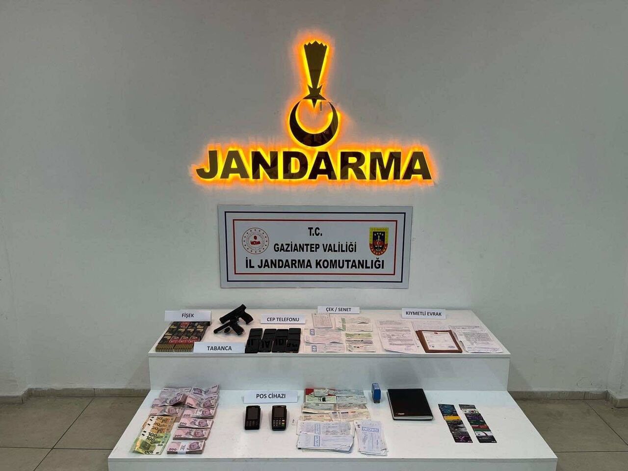 Gaziantep'te Nitelikli Dolandırıcılık Ve Tefecilik Yapan Çeteye Operasyon Düzenlendi. 6 Kişi Tutuklandı, Çok Sayıda Delil Ele Geçirildi (6)