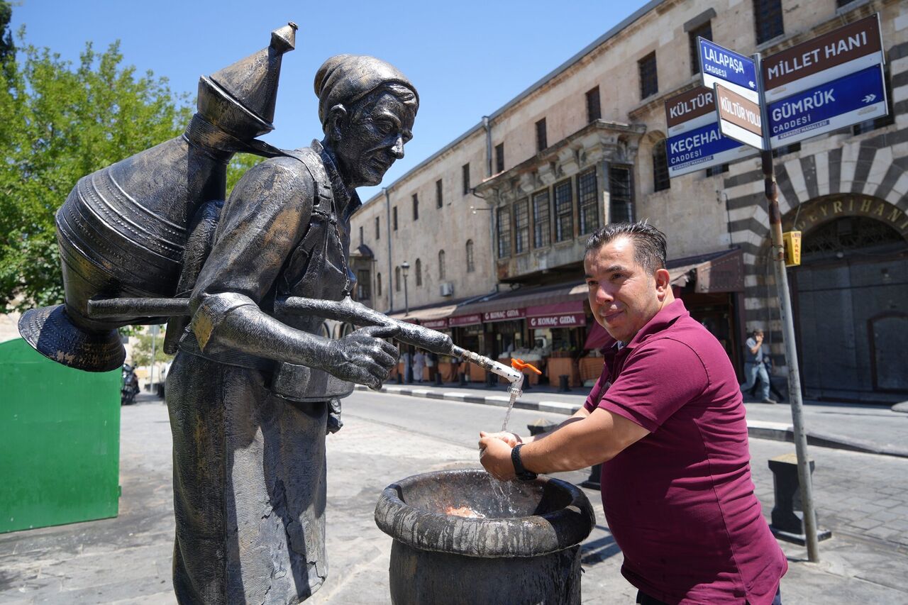 Gaziantep’te Termometreler 42 Dereceyi Aştı Vatandaşlar Çeşme Başında Serinliyor (2)