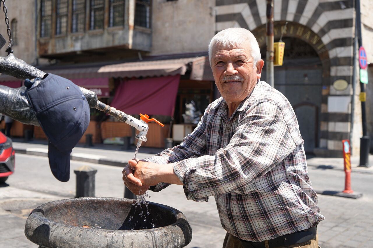 Gaziantep’te Termometreler 42 Dereceyi Aştı Vatandaşlar Çeşme Başında Serinliyor (5)