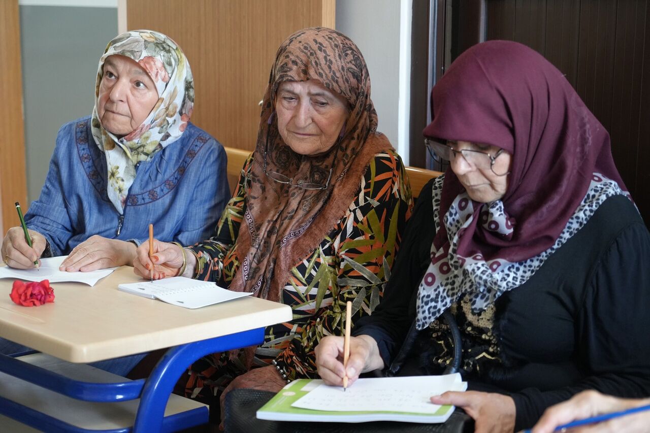 Gaziantep’te Torun Sahibi Ninelerin Okuma Yazma Azmi Takdir Ediliyor (1)