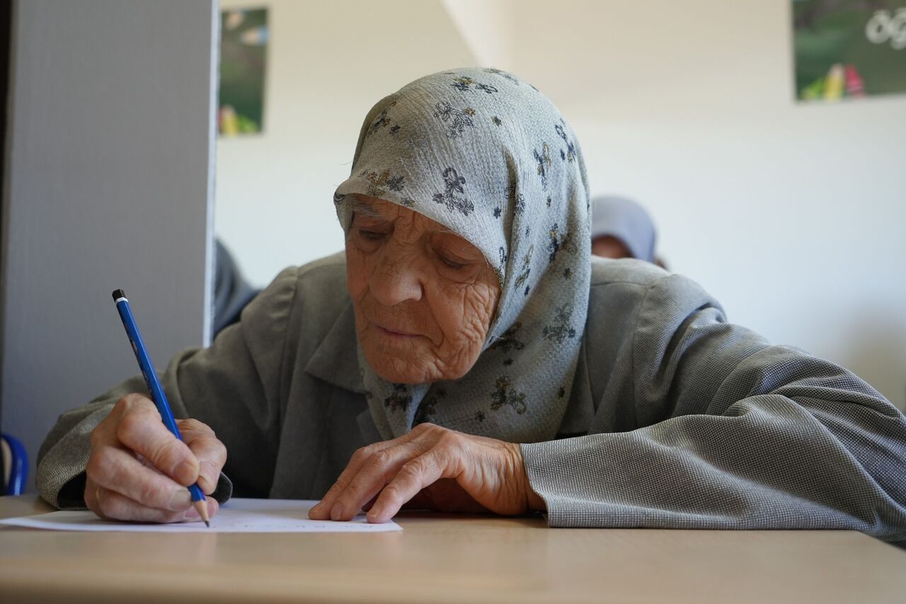Gaziantep’te Torun Sahibi Ninelerin Okuma Yazma Azmi Takdir Ediliyor (2)