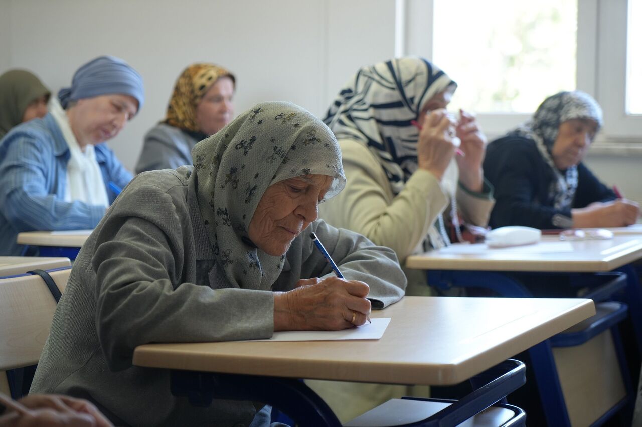 Gaziantep’te Torun Sahibi Ninelerin Okuma Yazma Azmi Takdir Ediliyor (5)