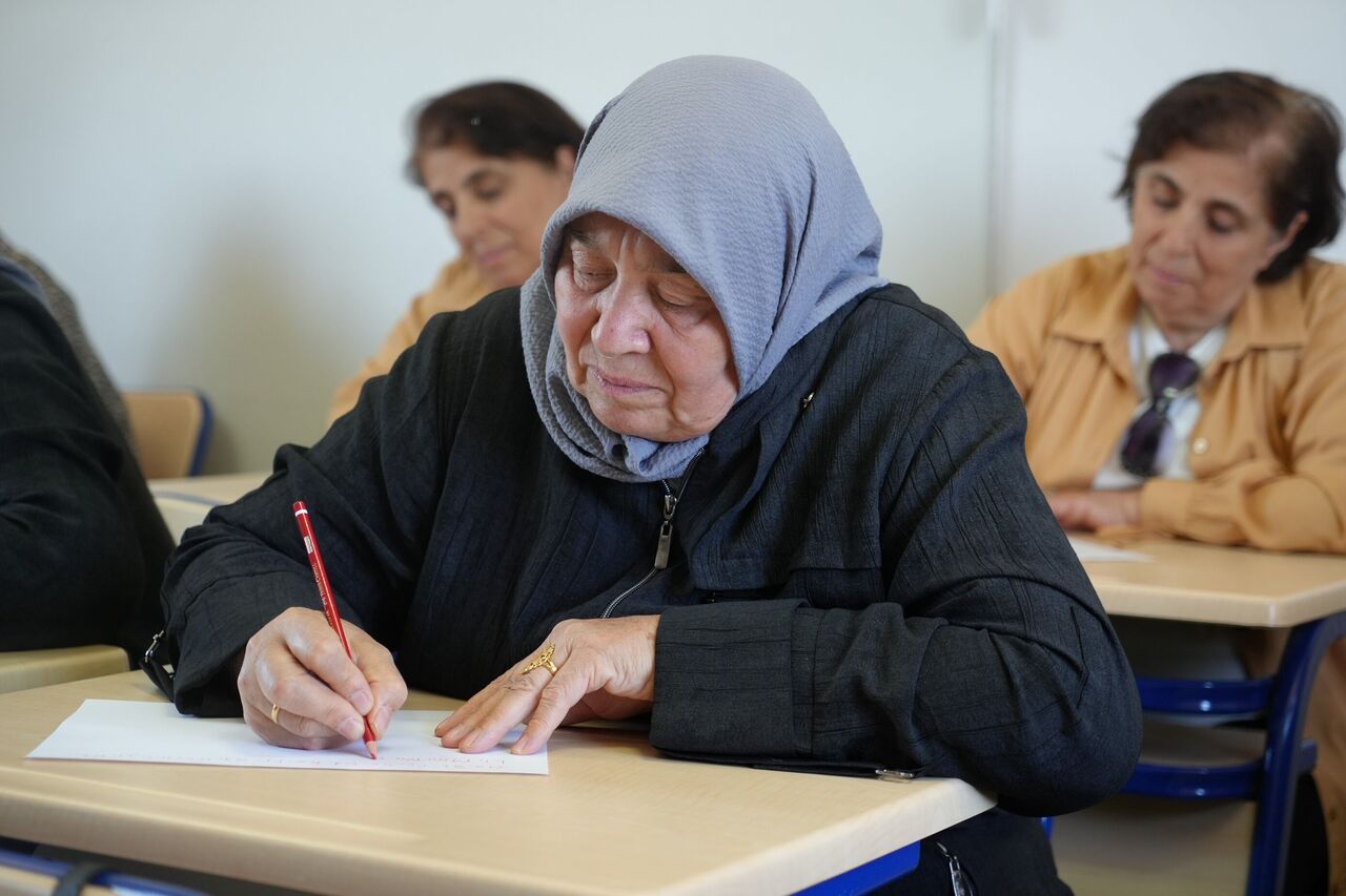 Gaziantep’te Torun Sahibi Ninelerin Okuma Yazma Azmi Takdir Ediliyor (6)