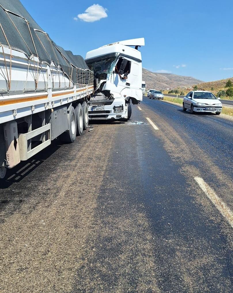 Göksun Kayseri Yolu Keklikoluk Mevki Trafik Kazası (1)