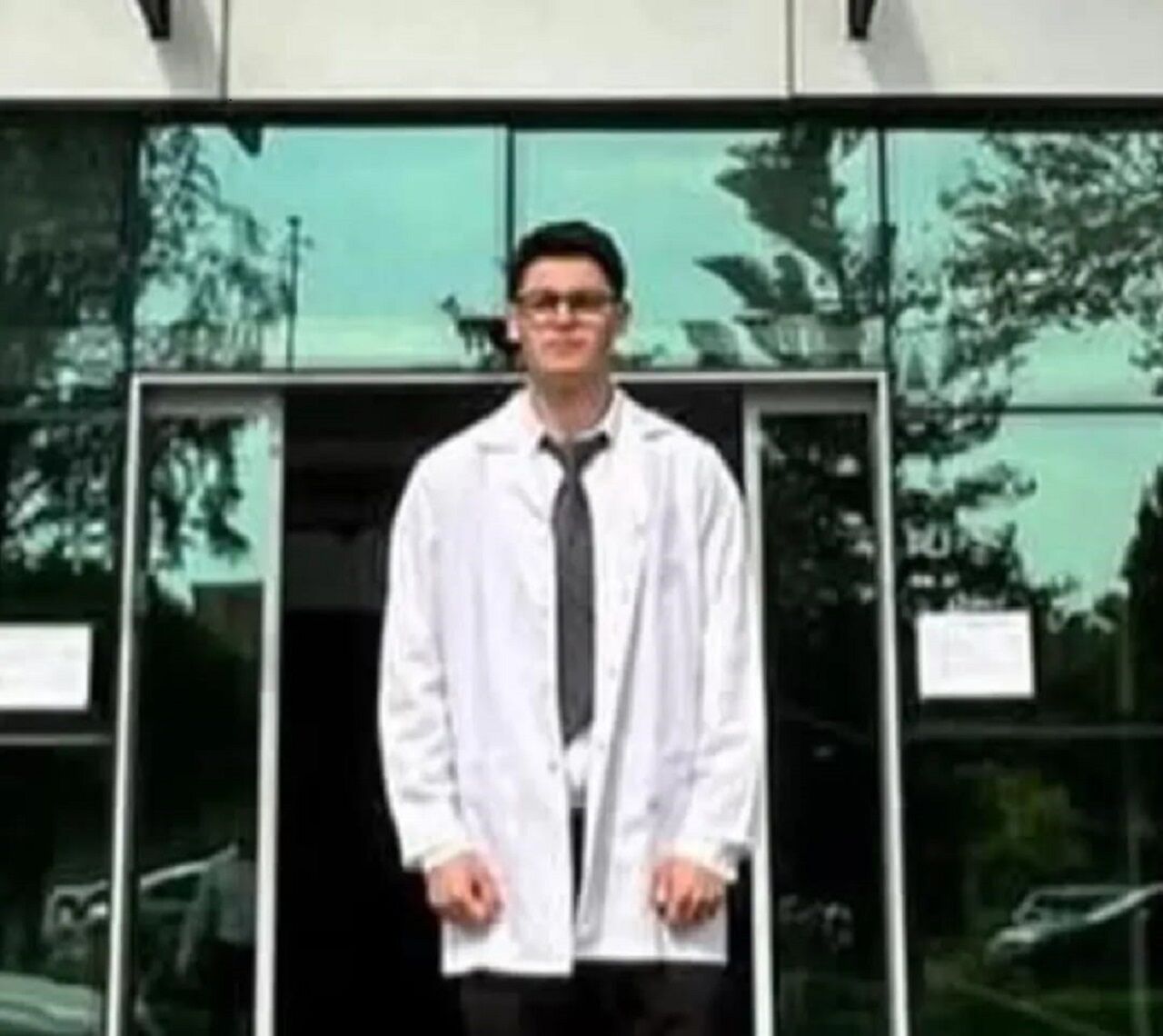 Hastanede Kalp Krizi Geçirerek Vefat Eden 24 Yaşındaki Doktor, 8 Ay Önce Trafik Kazasında Ölen Annesinin Yanına Defnedildi (1)-4