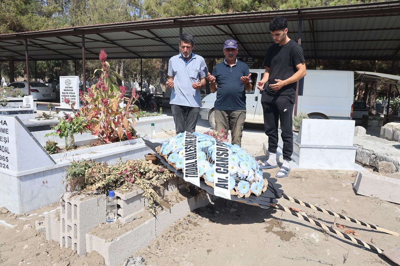 Hastanede Kalp Krizi Geçirerek Vefat Eden 24 Yaşındaki Doktor, 8 Ay Önce Trafik Kazasında Ölen Annesinin Yanına Defnedildi (7)