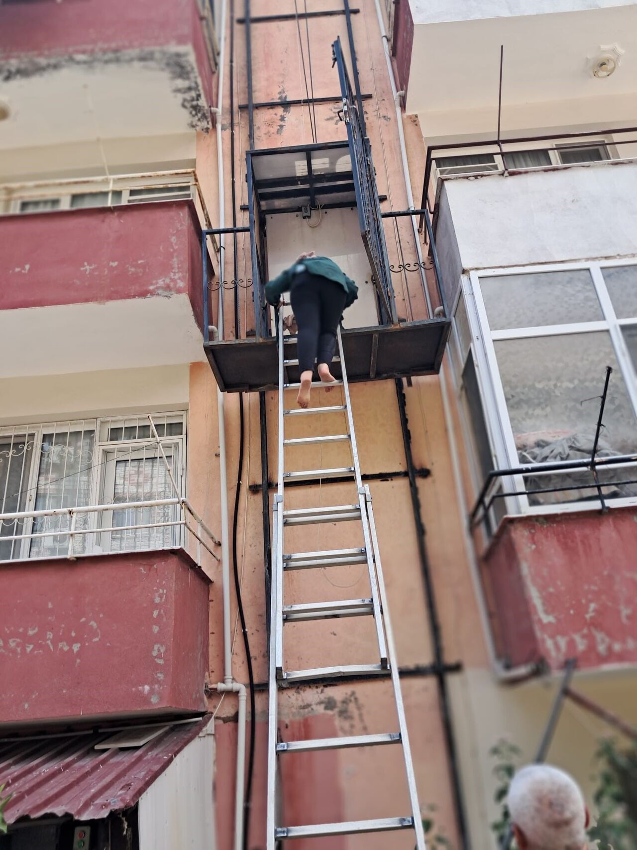 Hatay Samandağ’da Asansörde Mahsur Kalan Anne Ve Kızı İtfaiye Tarafından Kurtarıldı (3)