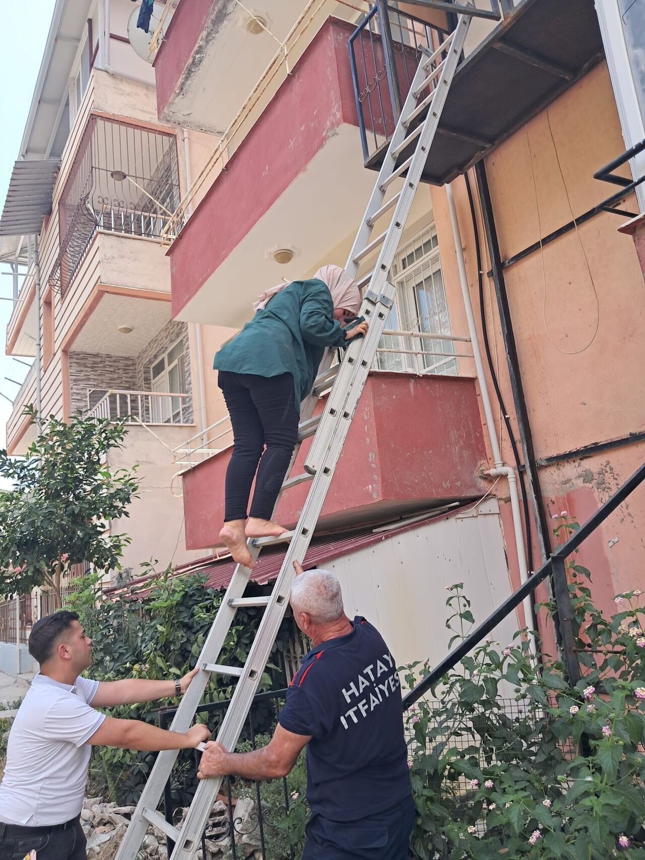 Hatay Samandağ’da Asansörde Mahsur Kalan Anne Ve Kızı İtfaiye Tarafından Kurtarıldı (4)