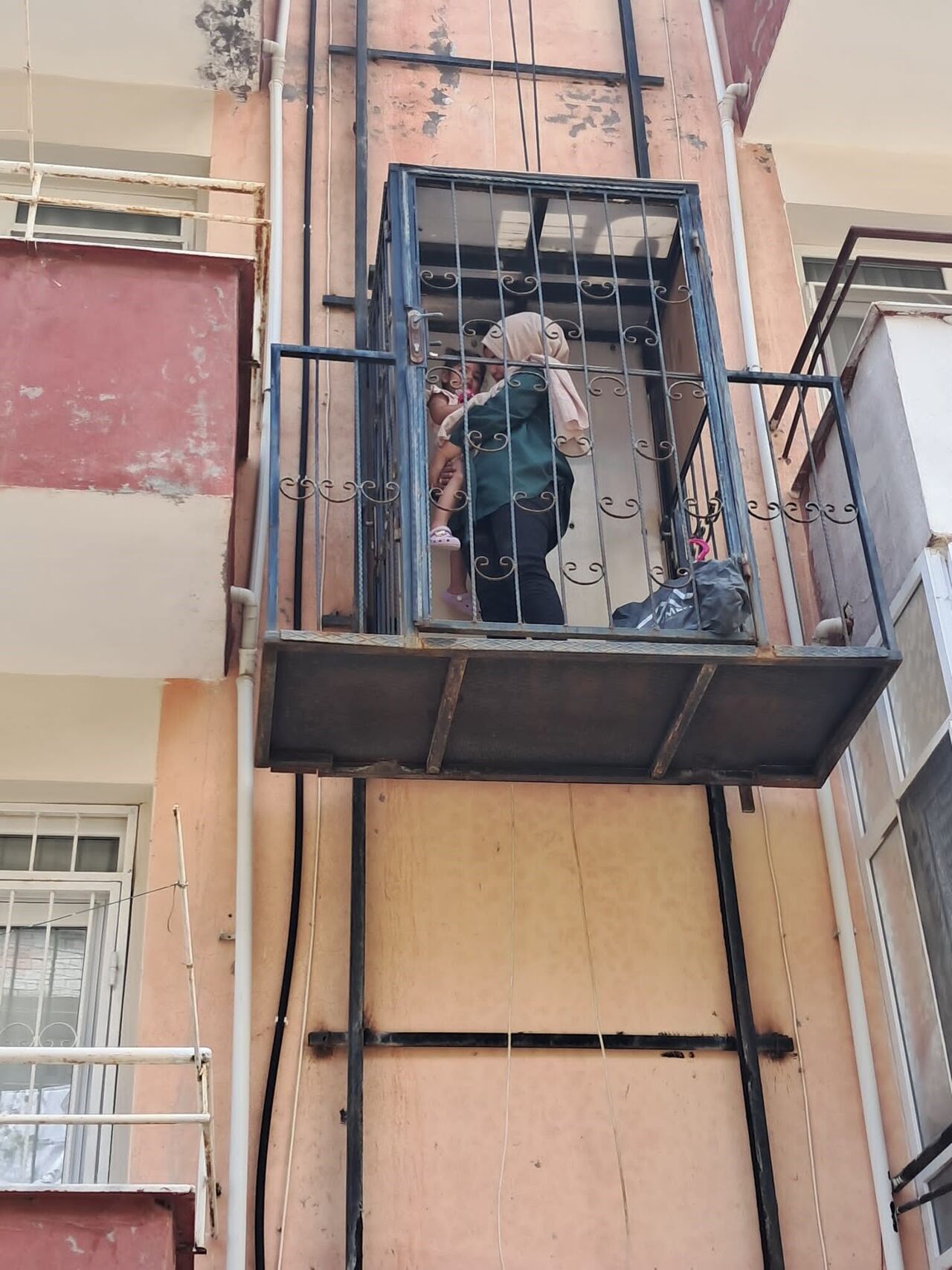 Hatay Samandağ’da Asansörde Mahsur Kalan Anne Ve Kızı İtfaiye Tarafından Kurtarıldı (5)