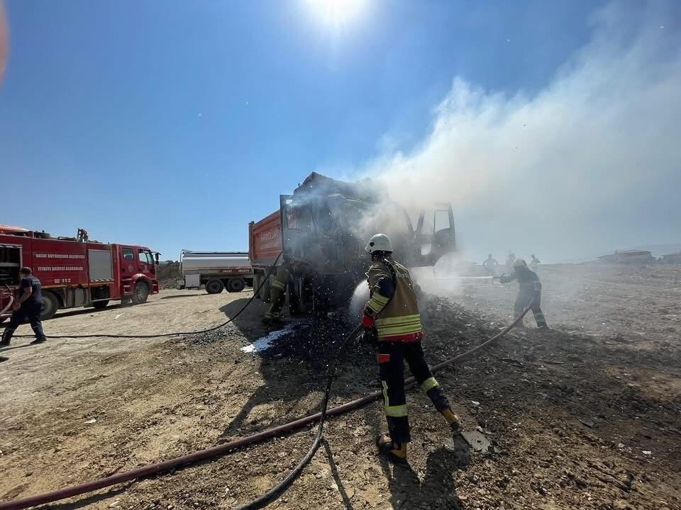 Hatay’da Ağır Tonajlı Kamyonda Çıkan Yangın Söndürüldü (2)