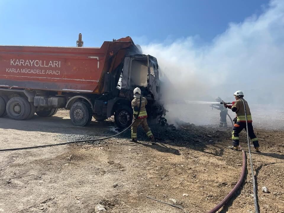 Hatay’da Ağır Tonajlı Kamyonda Çıkan Yangın Söndürüldü (3)